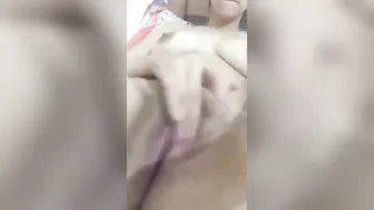 شرموطة مش راحمه كسها فرك على السرير وتصور