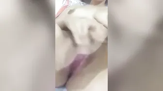 شرموطة مش راحمه كسها فرك على السرير وتصور