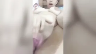 شرموطة مش راحمه كسها فرك على السرير وتصور