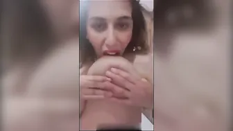 بتمسك في بزازها الكبيرة وتلحسهم وتقفشهم لحبيبها