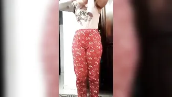 البت واقفه تعرض طيزها الكبيرة وفتح في كسها الوردي