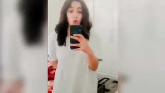 شرموطة بتقلع هدومها في الاوضة وتعرض لحبيبها وتتمحون