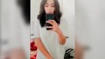 شرموطة بتقلع هدومها في الاوضة وتعرض لحبيبها وتتمحون