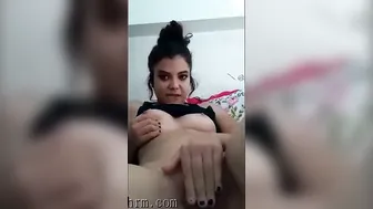 بنوتة بتتصور وتدعك في كسها الهيجان وتدلع حبيبها
