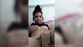 بنوتة بتتصور وتدعك في كسها الهيجان وتدلع حبيبها