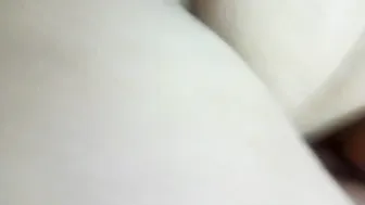 مقلع الشرموطة هدومها كاملة ومش راحم كسها طول الليل