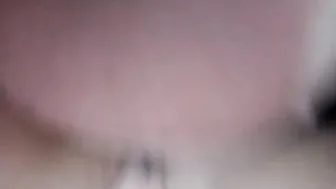 مقلع الشرموطة هدومها كاملة ومش راحم كسها طول الليل