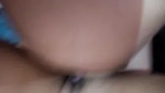 مقلع الشرموطة هدومها كاملة ومش راحم كسها طول الليل
